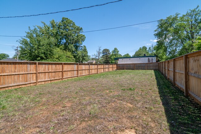 Building Photo - 223 Hoskins Ave Dr