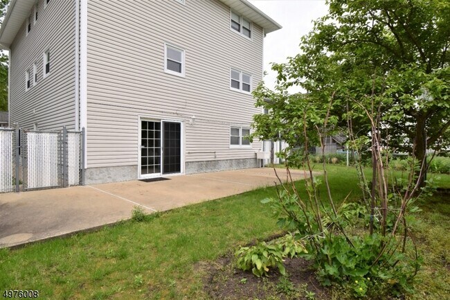 Building Photo - 284 Miller Ave