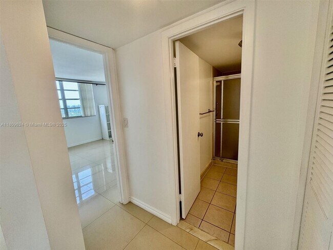 Building Photo - 1833 S Ocean Dr