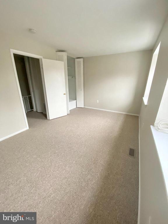 Building Photo - 2 Heritage Ct