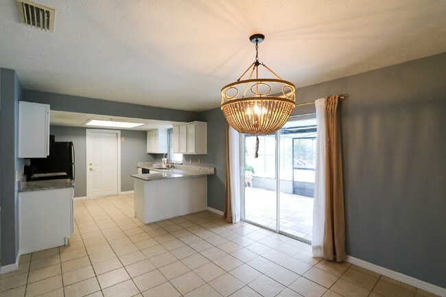 Building Photo - Spacious 2-Bed, 2-bath, 2 car garage pool ...