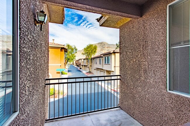 Building Photo - 2 Bed, Den, 1 Car Garage, Gated Northwest Condo