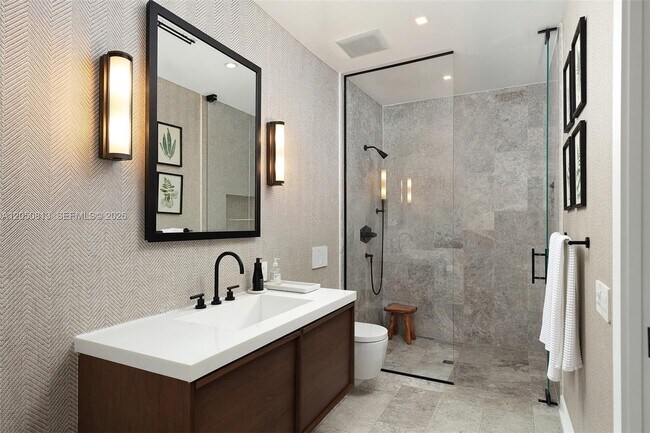 Building Photo - 5401 Pine Tree Dr
