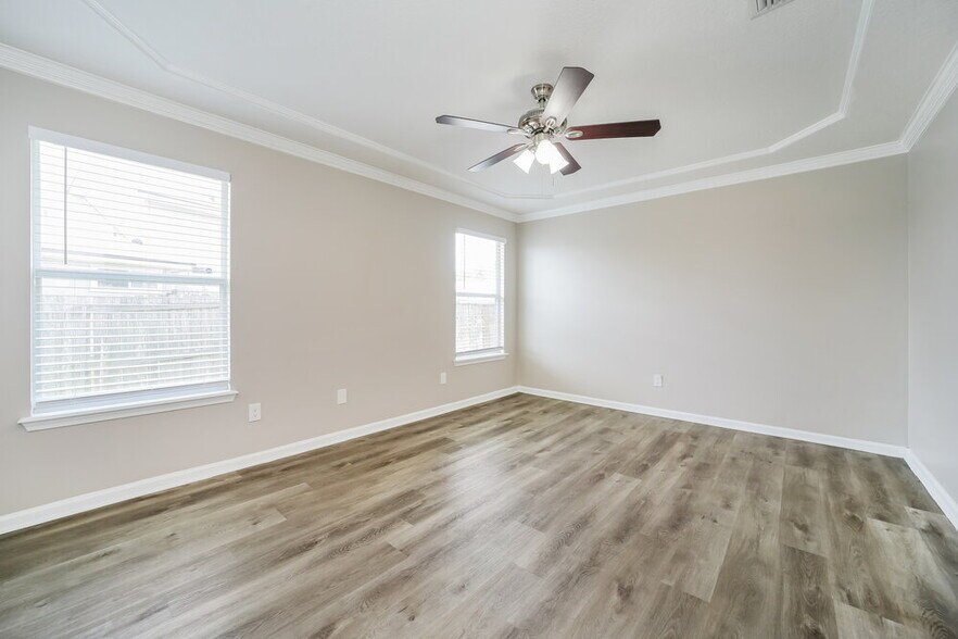 Building Photo - 2452 Royal Pointe Dr