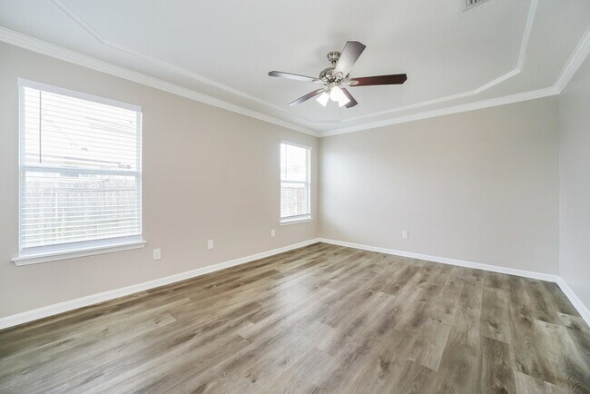 Building Photo - 2452 Royal Pointe Dr