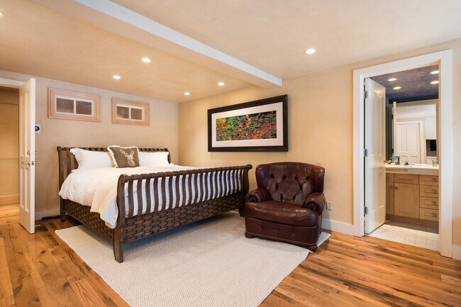 Building Photo - 437 W Smuggler St