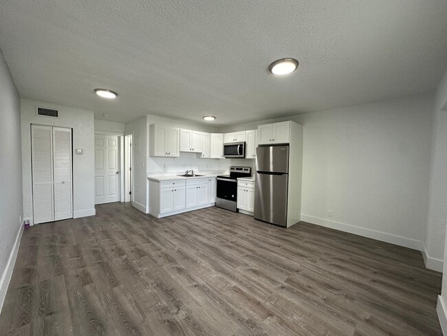 Building Photo - 3660 Apartments LLC