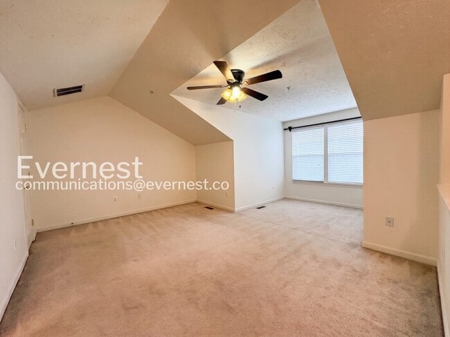 Building Photo - 3 Bed/2 Bath Townhome with Garage / Pet-Friendly / Vouchers Accepted / Available Now!