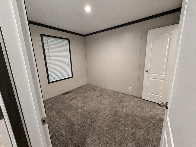 Building Photo - 323 Utah Ct