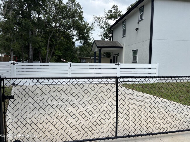 Building Photo - 4930 Old Middleburg Rd N