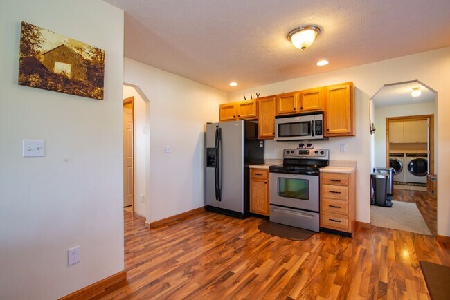 Building Photo - 650 Farmington Dr