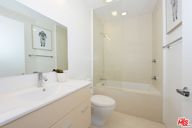 Building Photo - 1140 N Formosa Ave