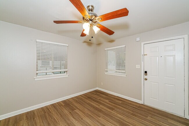 Building Photo - 209 Woodward Dr