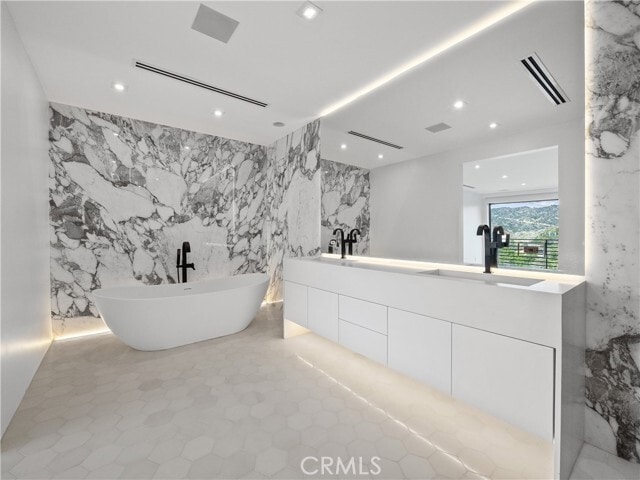 Building Photo - 5710 Hill Oak Dr