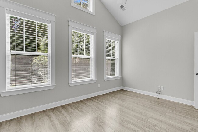 Building Photo - Newly Refreshed Single Story Home in Carol...