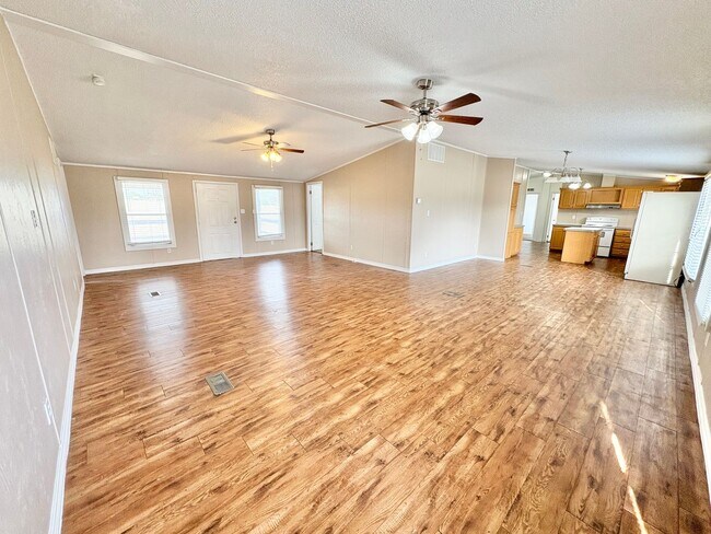 Building Photo - *AVAILABLE NOW* An absolute must see!  5 bedrooms, 3 baths in Burnet, TX.