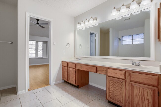 Building Photo - 13822 Dentwood Dr