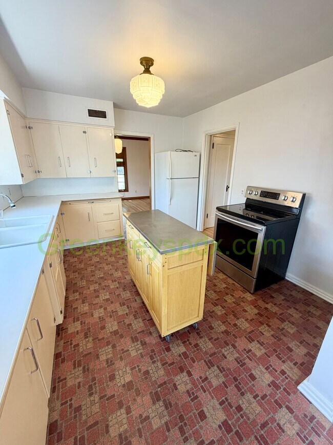 Building Photo - Lovely 3-Bedroom, 2-Bathroom House with Detached Garage in North Portland