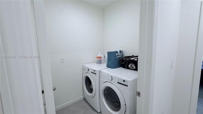 Building Photo - 2402 SE Gillette Ave