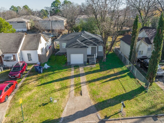 Building Photo - Freshly Renovated 2 Bedroom Home