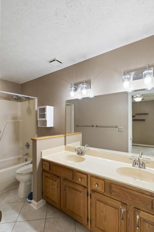 Building Photo - 709 Sandburg Pl