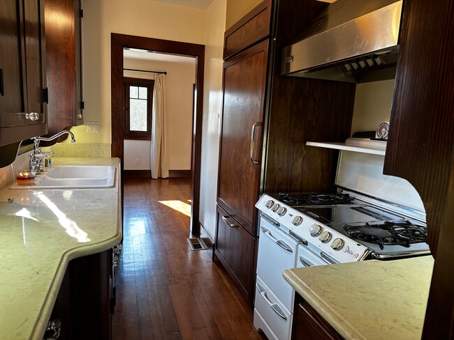 Building Photo - 852 Laveta Terrace