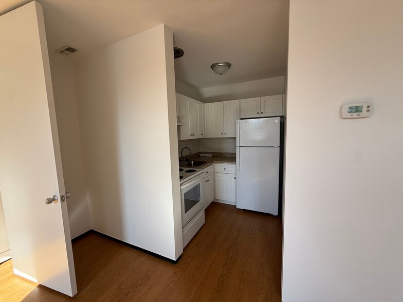 Kitchen - 528 Wade Ave