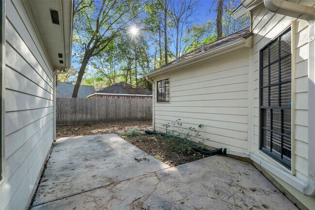 Building Photo - 2 Village Knoll Pl