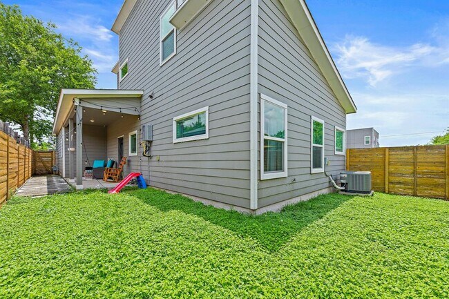 Building Photo - 7600 Carver Ave