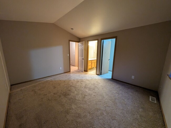 Building Photo - Illahee Home with a View and Two Primary Suites