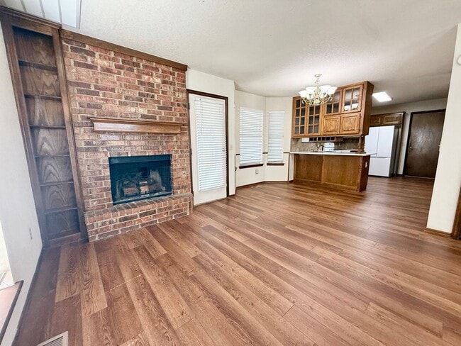 Building Photo - Great Family Home, Great Neighborhood