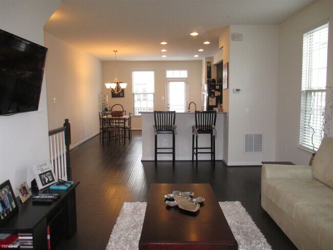 Building Photo - 2 br, 2.5 bath Townhome - 7731 Duncannon Ln