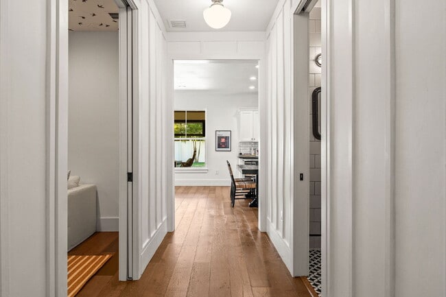Building Photo - Experience Elegance and Comfort: Spacious ...