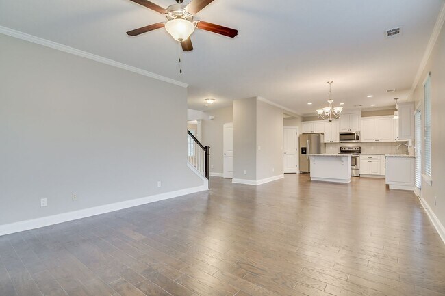 Building Photo - 4 Bedroom 2.5 Bath Canterbury Farms