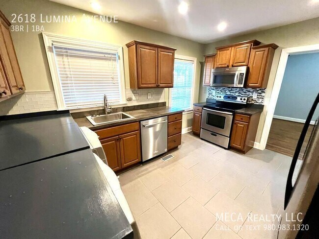 Building Photo - 2618 Lumina Ave