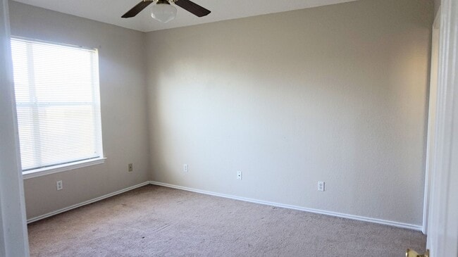 Building Photo - 2301 Flintstone Cir