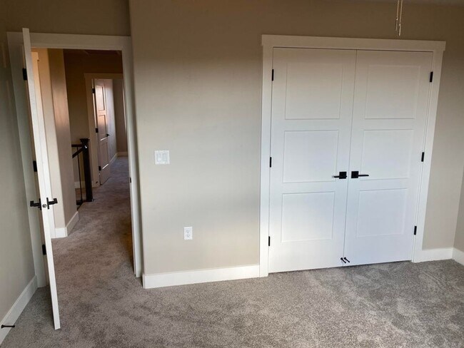 Building Photo - Beautifully Designed 3 Bedroom Townhome Ne...