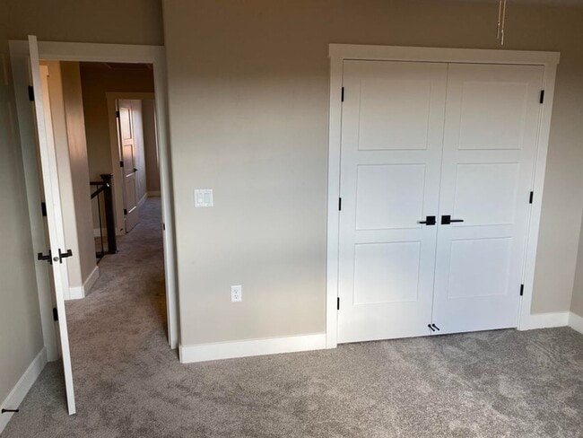 Building Photo - Scenic 3-Bedroom Townhome with Stunning Re...