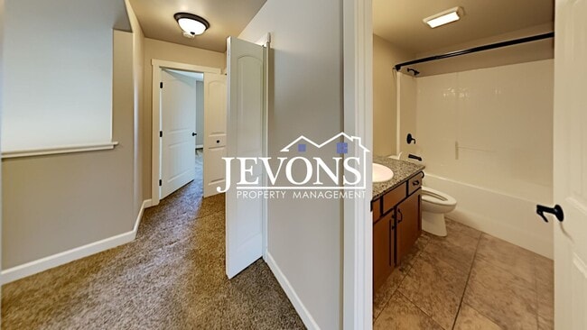 Building Photo - Spacious duplex with master bedroom, backy...