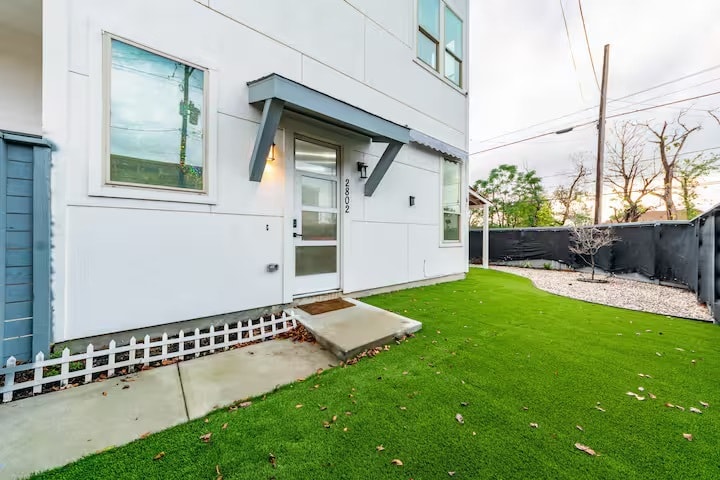 front entrace - 2802 Campbell St