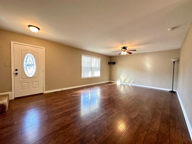 Building Photo - Spacious 3-Bedroom Home with Fenced Yard & Garage!