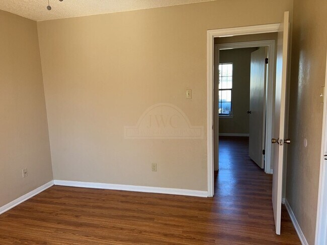 Building Photo - 3808 Peaks Dr