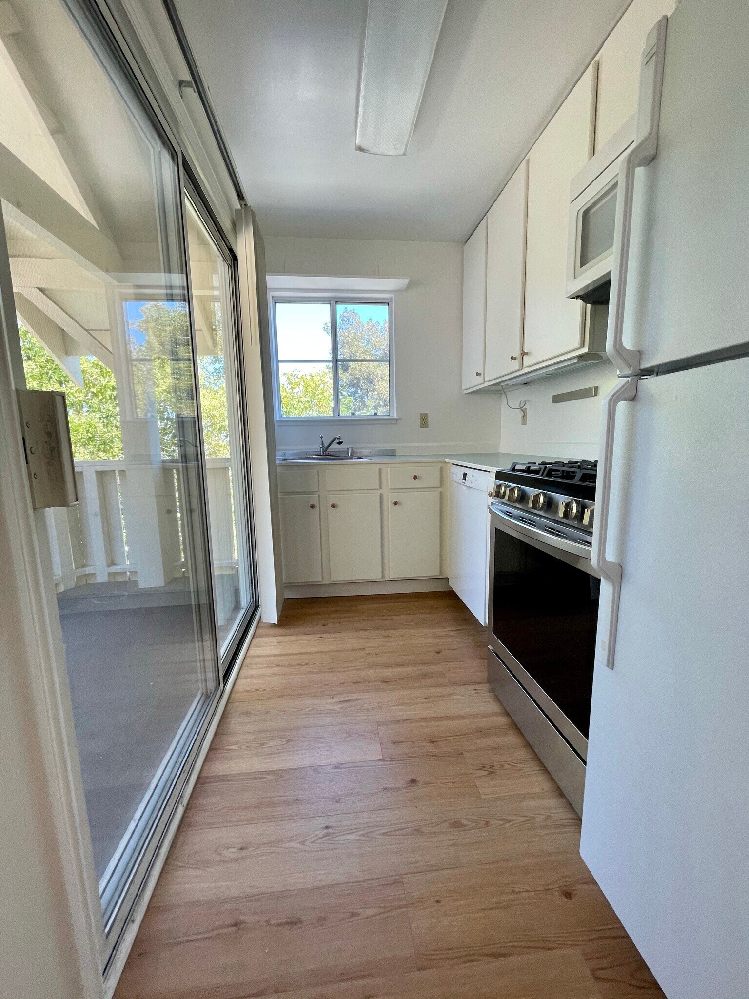 Kitchen - 411 Santa Fe Ave