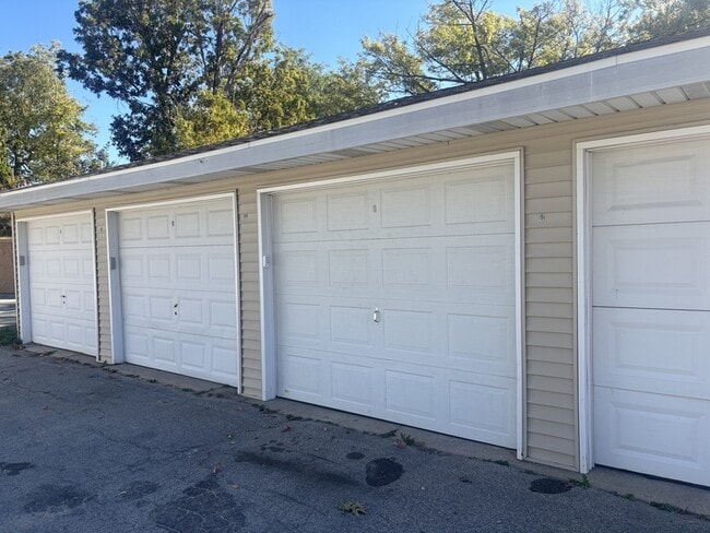 Building Photo - 1520 Oak Ridge Ln SE