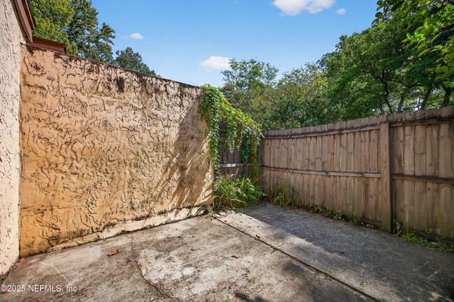Building Photo - 10711 Whispering Woods Pl