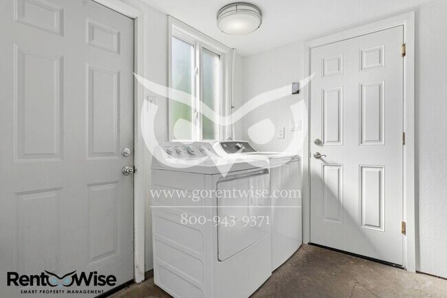 Building Photo - Short term lease only