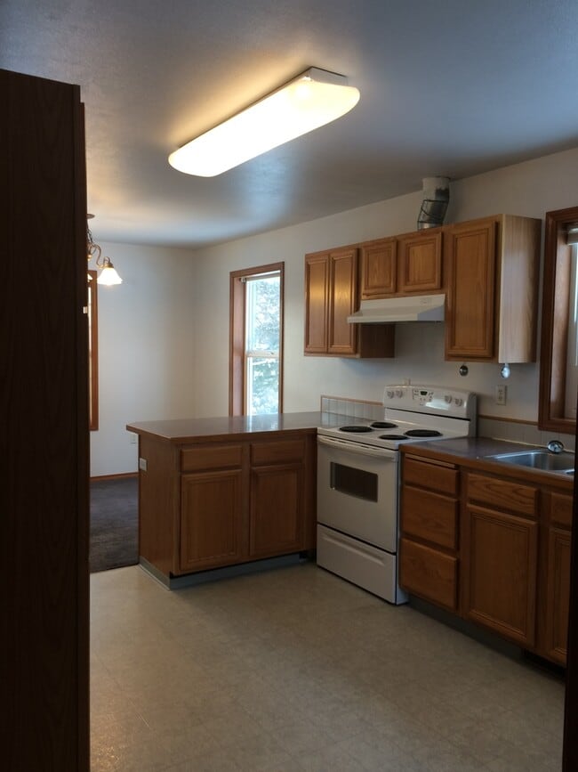 Building Photo - 4 Bd/2.5 Ba located on Pioneer Hill!