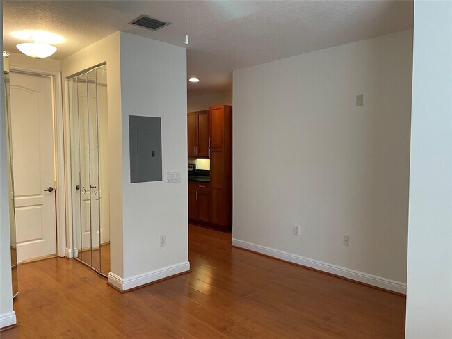 Building Photo - 1304 SW 3rd Ct