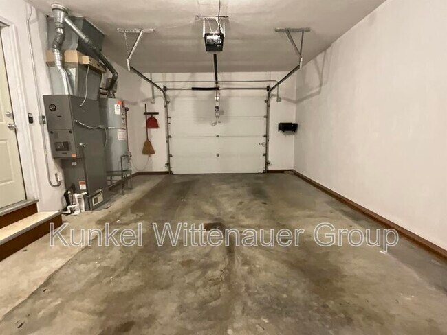 Building Photo - 304 S Hilgard St