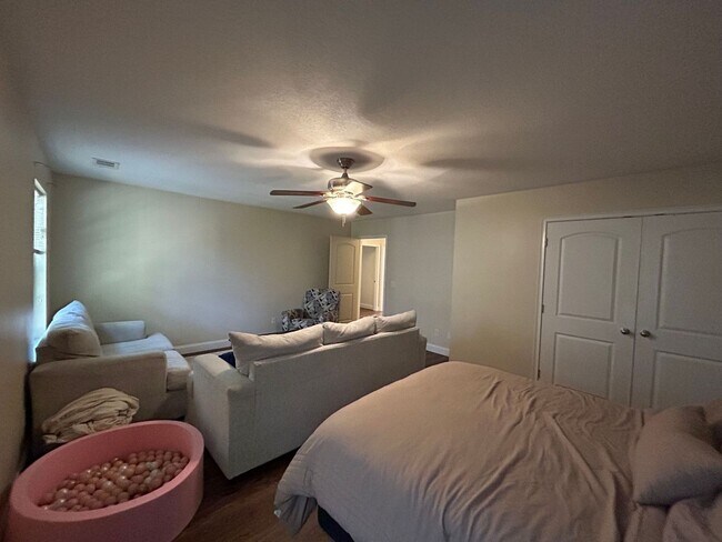 Building Photo - Bradley Point Residence for Rent - 4 Bedroom/2.5 Bath